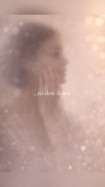 Soft light and a blurred portrait from the Skinique slow-down reel